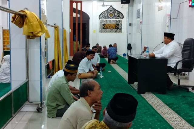 Ketua Umum Pengurus Besar Persatuan Tarbiyah Islamiyah (PB PERTI), H.M. Syarfi Hutauruk, memberikan kuliah agama di hadapan ratusan masyarakat Minang perantauan di Masjid Islamiyah, Kota Gunung Sitoli, Nias.