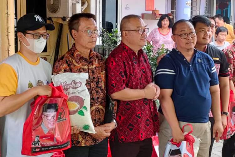 Ketua SAHABAT SEJATI, Edy Tanjaya (kedua dari kiri), bersama anggota DPRD Sumut Rudy Hermanto (ketiga dari kiri) saat kegiatan bakti sosial beberapa waktu lalu.
