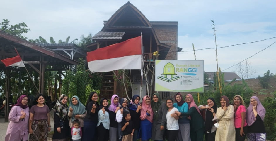 DIABADIKAN,Panitia HPN FJPI diabadikan usai menggelar rapat persiapan seminar pers perempuan dan diskusi literasi digital menghadapi pemilu 2024.