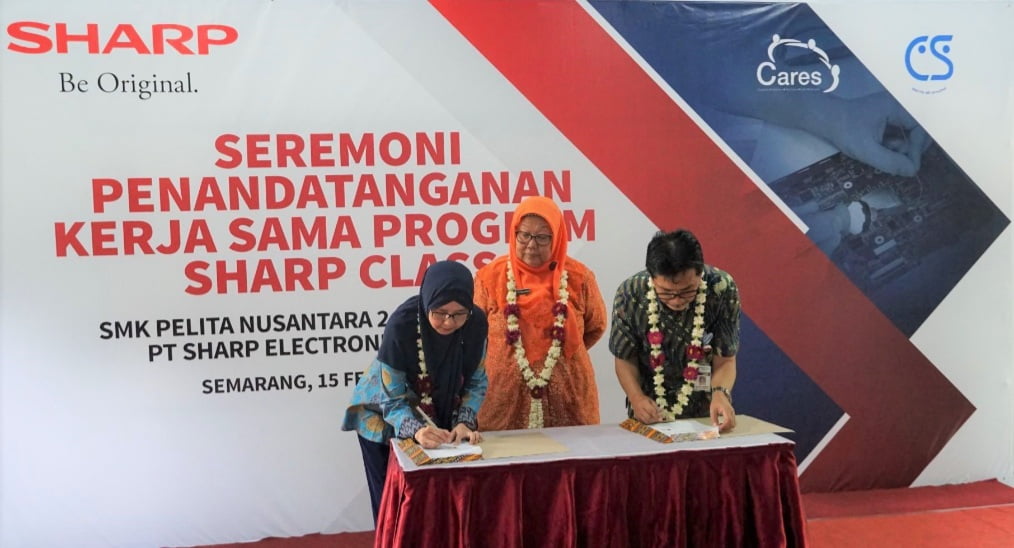 TANDATANGAN. Head of Customer Satisfaction Support Group Department, PT Sharp Electronics Indonesia ( kiri)  dan Kepala sekolah SMK Pelita Nusantara 2 (kanan) saat menandatangani MoU kerjasama disaksikan Pengawas Pembina SMK Jawa Tengah ( tengah)