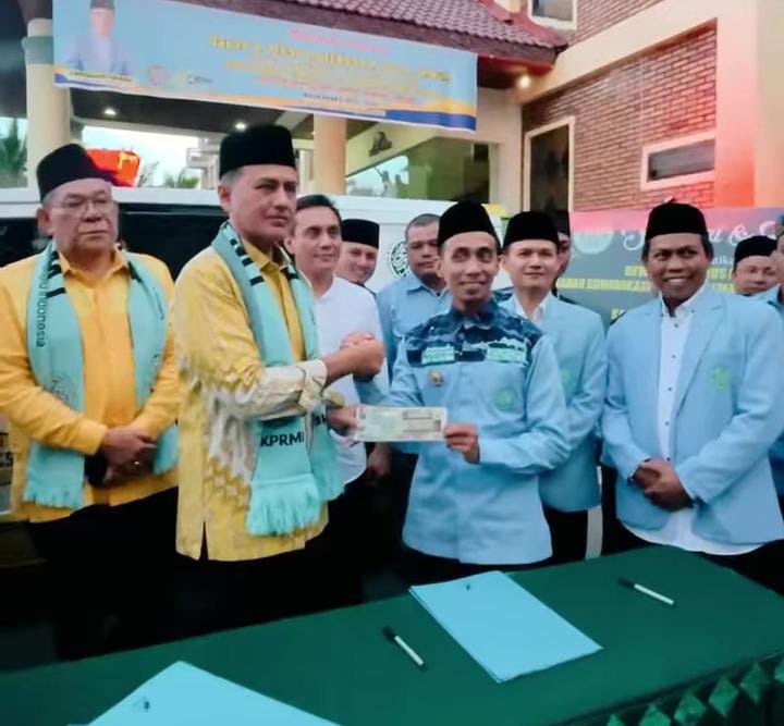 Ketua Penasehat DPW BKPRMI Sumut, Musa Rajekshah dan Ketua DPD BKPRMI Tapteng, Erman Sakti Hutabarat menandatangani penyerahan Mobil Jenazah