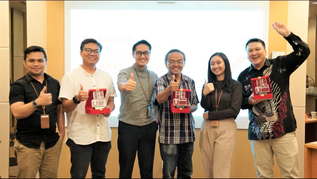 PEMBERIAN PLAKAT Pemberian plakat Sharp kepada dewan juri sebagai bentuk terima kasih Sharp. Dari kiri ke kanan Imam Muda, PR & CSR, PT Sharp Electronics Indonesia, Ardhi Suryadhi,  Pandu Setio, Senior PR & Brand Communication Manager, PT Sharp Electronics Indonesia, Andreas Maryoto, Regita, PR & CSR staff, PT Sharp Electronics Indonesia dan Gustav Aulia