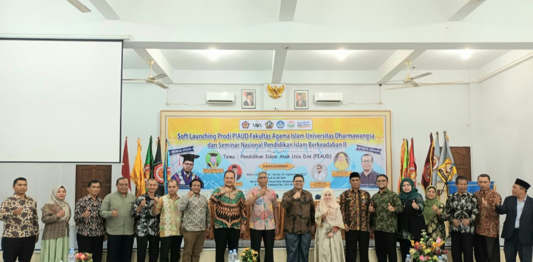 Rektor Undhar Dr H Zamakhsyari bin Hasballah Thaib bersama narasumber pada soft launching prodi PIAUD di aula kampus itu Jalan KL Yos Sudarso Medan