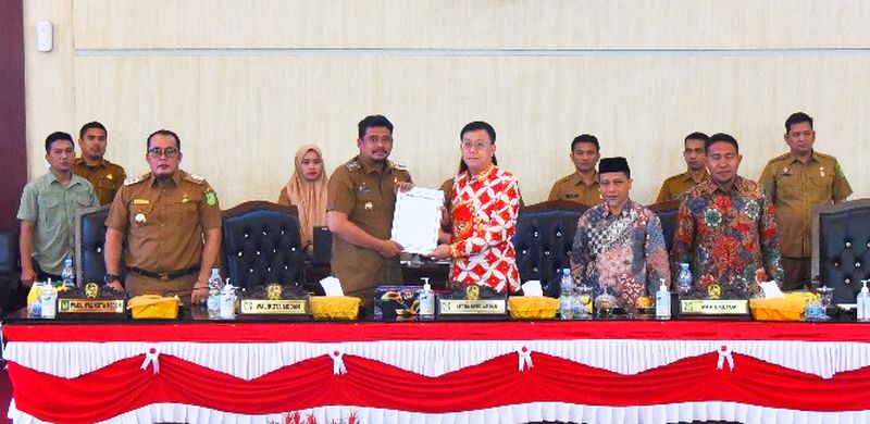 Penyerahan berkas Laporan Badan Anggaran dan Pendapat Fraksi oleh Ketua DPRD Kota Medan kepada Wali Kota Medan.