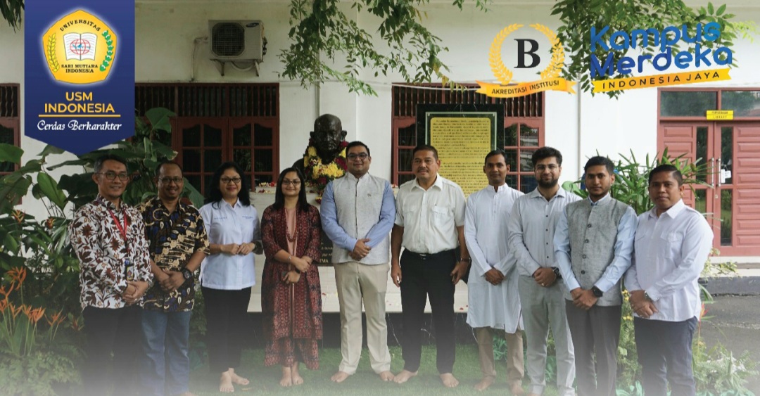 Ketua Yayasan Sari Mutiara Medan dan Rektor USM Indonesia serta Konsulat Jenderal India di Medan Shubham Singh foto bersama dilatarbelakangi statue Mahatma Gandhi