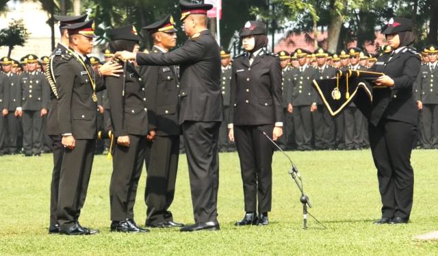 Kasetukpa Lemdiklat Polri Brigjen Pol Mardiaz Kusin Dwihananto, S.I.K., M.Hum melantik secara resmi 1.250 bintara menjadi perwira Polri pada Rabu (8/11/2023) pagi, di Lapangan Soetadi Ronodipuro.