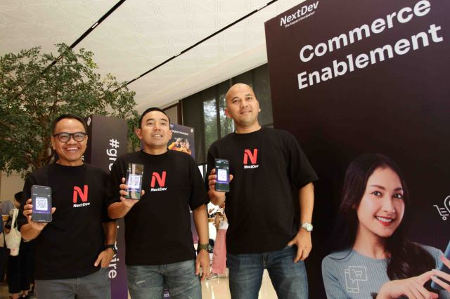 (kiri-kanan) Mgr CSR Education and Public Community Development Telkomsel Hadi Sucipto, VP Corporate Communications & Social Responsibility Telkomsel Saki H. Bramono, GM Corporate Social Responsibility Telkomsel Andry P. Santoso saat menunjukkan kemudahan registrasi Program NextDev melalui QR Code.