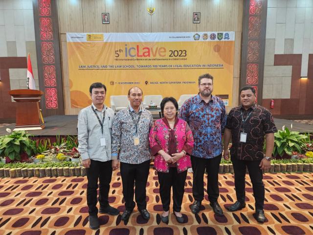 20231109_130144_resize_27 Dekan Fakultas Hukum UISU, Dr. H. Danial Syah, S.H.,M.H, Wakil Dekan Bidang KAK M. Faisal Rahendra Lubis, Syarifuddin, S.H.,M.H (Pembicara dari FH UISU) beserta pembicara lainnya dalam ICLAVE 2023 foto bersama usai kegiatan seminar internasional di Labersa Toba Hotel & Convention Centre selama 2 hari (7-8 November 2023)