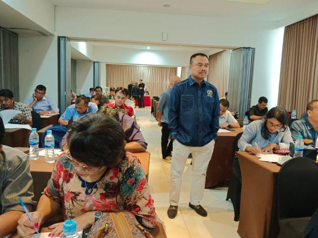 Ketua PWI Sumut Farianda Putra Sinik meninjau pelaksanaan Ujian kenaikan status menjadi anggota biasa di Hotel Swiss Belinn Medan, Kamis (9/11/2023).