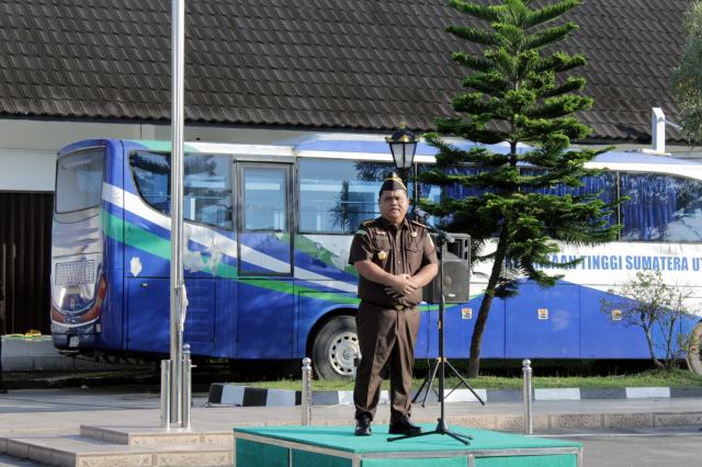 Asisten Bidang Tindak Pidana Khusus (Aspidsus) Dr. Iwan Ginting, pimpin apel pagi seluruh jajaran Kejaksaan Tinggi Sumatera Utara di halaman kantor Kejati Sumut, Jalan AH Nasution Medan, Senin (13/11/2023).