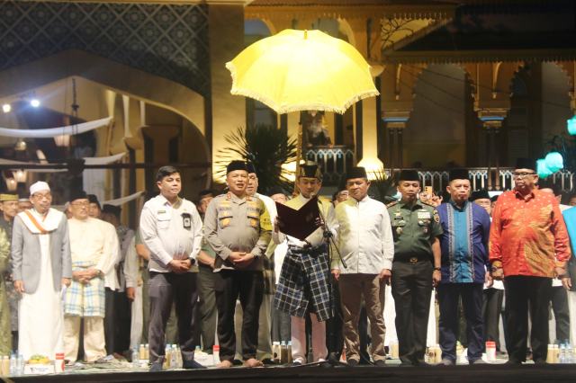 Pj Gubernur Sumut Hassanudin menghadiri Deklarasi Pemilu Damai Lintas Agama, Etnis, Etnis Budaya dan Rotibul Haddad yang diselenggarakan oleh Kepolisian Daerah Sumut di Halaman Istana Maimun Jalan Brigjend. Katamso Kota Medan, Senin (27/11/2023) malam. Foto/Dinas Kominfo Sumut