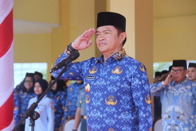 Penjabat (Pj) Gubernur Sumatera Utara (Sumut) Hassanudin menjadi inspektur upacara Hari Ulang Tahun (HUT) Ke-52 Korps Pegawai Republik Indonesia (KORPRI) tahun 2023, di Lapangan Astaka Jalan Williem Iskandar/ Jalan Pancing, Deliserdang, Rabu (29/11/2023). Foto/Dinas Kominfo Sumut