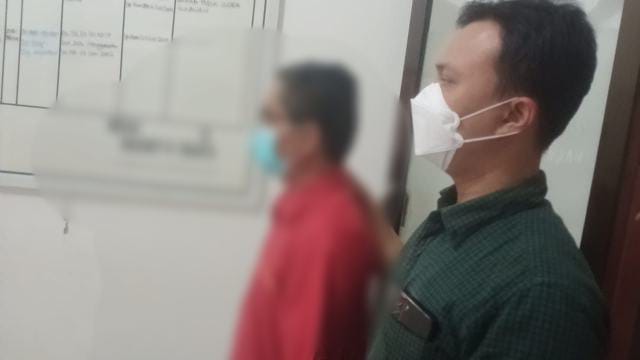 IMG-20231109-WA0029 Oknum guru tersangka pencabulan keponakan ketika diamankan Polda Sumut, beberapa waktu lalu.