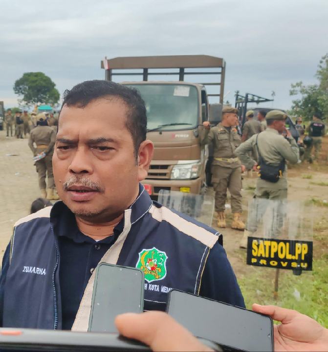 IMG-20231109-WA0069_resize_62 Kepala Badan Keuangan Aset Daerah (BPKAD) Medan, Zulkarnain Lubis memberikan keterangan pers di lokasi tanah, Kamis (9/11/2023).