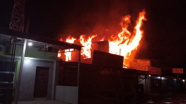 Api membakar kios bengkel las di Jalan Mahkamah, Minggu (26/11/2023) dinihari