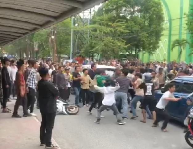 Peristiwa penyerangan kampus Universitas Islam Negeri Sumatera Utara (UINSU) pada Jumat (10/11/2023). Foto/tangkapan layar video