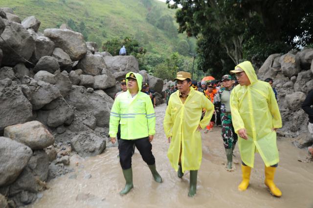 Kapolda Sumut, Irjen Pol Agung Setya Imam Effendi bersama Pj Gubsu Hassanudin melakukan pencarian korban longsor di Humbahas.
