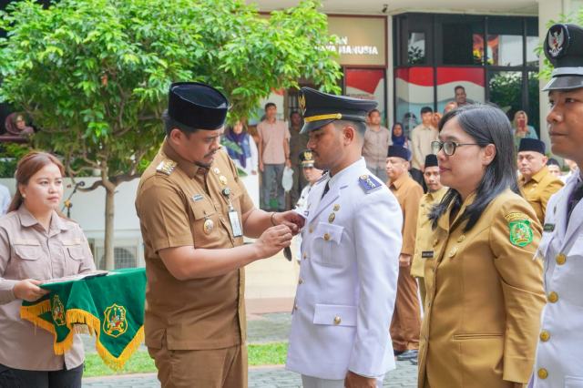 Wali Kota Medan Bobby Nasution melantik 130 Pejabat Administrator dan Pengawas di halaman tengah kantor Wali Kota Medan, Senin (4/12/2023).