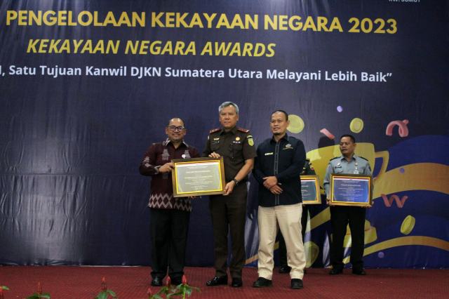 Kepala Kejaksaan Tinggi Sumatera Utara Idianto, SH,MH menerima penghargaan sebagai Pemenang pertama Bidang Pengelolaan Kekayaan Negara (Kanwil) Kategori Pengelolaan Barang Milik Negara (BMN)