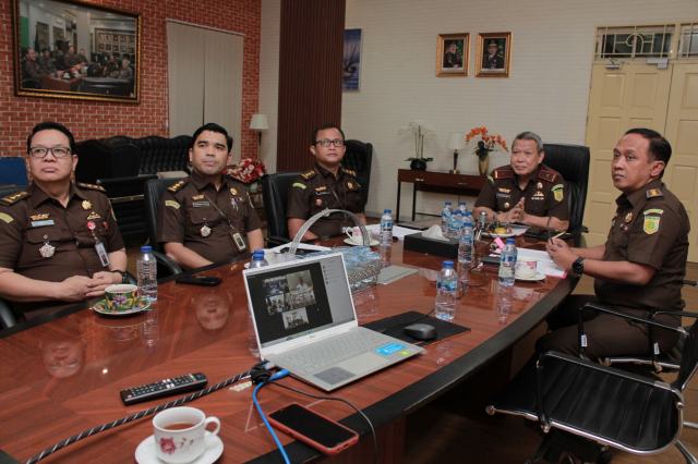 Kajati Sumut Idianto diwakili Wakajati Muhammad Syarifuddin, Aspidum Luhur Istighfar, para Kasi di Pidum serta Kasi Penkum Yos A Tarigan, menggelar ekspos perkaranya ke Jaksa Agung Muda Pidana Umum (JAM Pidum) Kejagung RI dari Ruang Vicon Lantai 2 Kantor Kejati Sumut Jalan AH Nasution Medan.