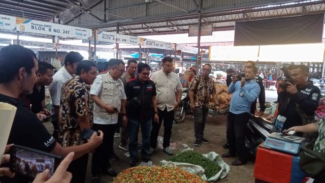 Tim Satgas Pangan Mabes Polri dan Polda Sumut melakukan pengecekan harga Bapokting, Kamis (14/12/2023).