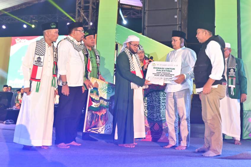 Ketua PW Al Washliyah Sumut Dedi Iskandar Batubara didampingi pengurus melelang kaligrafi pada malam munajat HUT ke-93 Al Washliyah di Lapangan Astaka Deliserdang, Jumat (1/12/2023) malam.