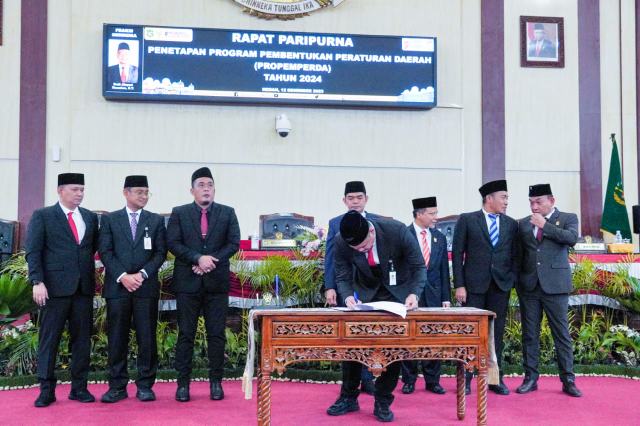Wali Kota Medan Bobby Nasution menandatangani 16 Rancangan Peraturan Daerah (Ranperda) ke dalam Penetapan Program Pembentukan Peraturan Daerah (Propemperda) Tahun 2024 pada Rapat Paripurna tentang Penetapan Propemperda Tahun 2024 di Gedung DPRD Kota Medan, Selasa (12/12/2023).