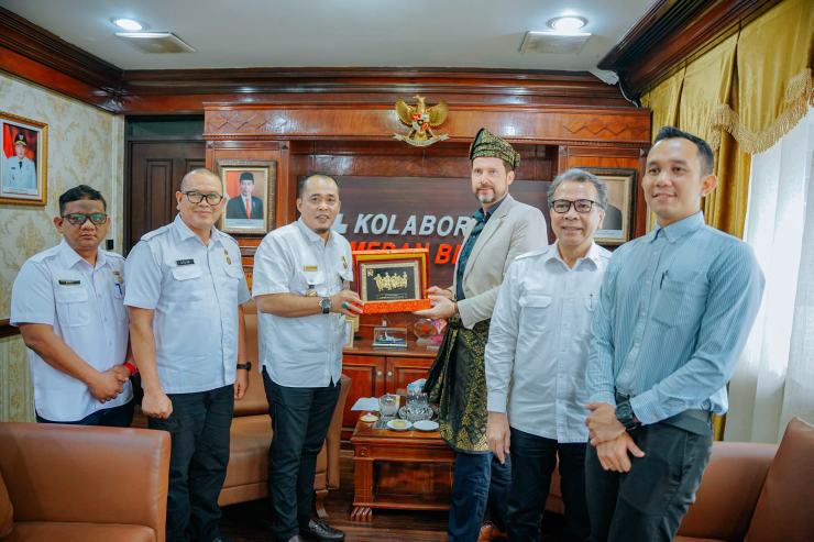 Wakil Wali Kota Medan H Aulia Rachman menerima kunjungan Wakil Duta Besar Polandia untuk Indonesia Mr Piotr Firlus di Balai Kota Medan, Rabu (13/12/2023).
