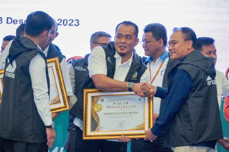 Wali Kota Medan, Bobby Nasution diwakili Wakil Wali Kota Medan, H. Aulia Rachman menerima penghargaan Kartu Kredit Pemerintah Daerah (KKPD) Terbaik tahun 2023.