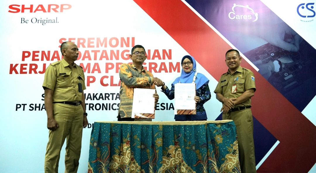 Perwakilan Sharp Indonesia bersama perwakilan SMKN 29 Jakarta menunjukan MoU kerjasama disaksikan dinas pendidikan Jakarta