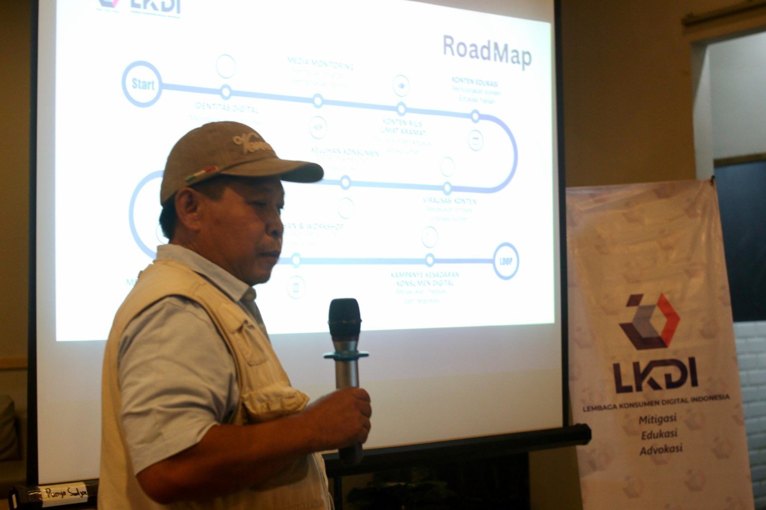 Direktur Eksekutif LKDI, Kholiq Basmalah, menjelaskan potensi ancaman kejahatan dunia maya dan sebab-sebabnya, Kamis (21/3/2024). | FOTO: Dok. LKDI