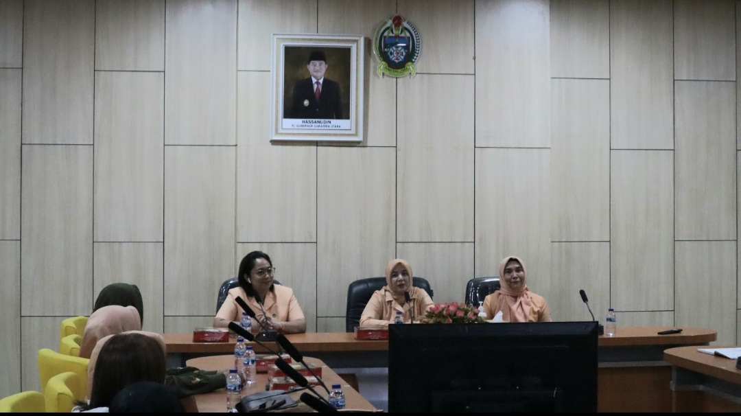 Ketua DWP Dinas PPSDM  Sumut, Ny. M. Simatupang memberikan sambutan pada sosialisasi PLN Mobile, penggunaan fitur dan kemudahan bertransaksi di PLN Mobile.
