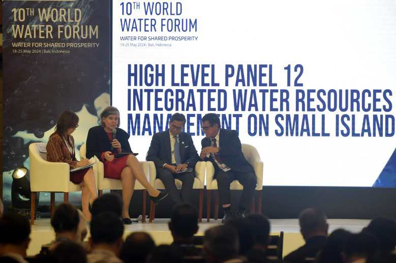 Wakil Menteri Luar Negeri Pahala Nugraha Mansury (kedua kanan), Direktur Jenderal Sumber Daya Air Kementerian Pekerjaan Umum dan Perumahan Rakyat (PUPR) Bob Arthur Lombogia (kanan) dan Utusan Air untuk Kerajaan Belanda Meike van Ginneken (kedua kiri) sebagai pemateri dalam 12th High Level Panel 10th World Water Forum 2024 bertema “Integrated Water Resources Management on Small Island” di Bali International Convention Center, Nusa Dua, Badung, Bali, Selasa (21/5/2024).