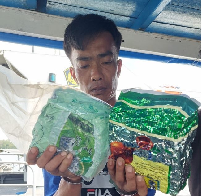 Saat Berteduh di Pangkalan Ojek, Seorang Pria Dibacok di Depan Anaknya