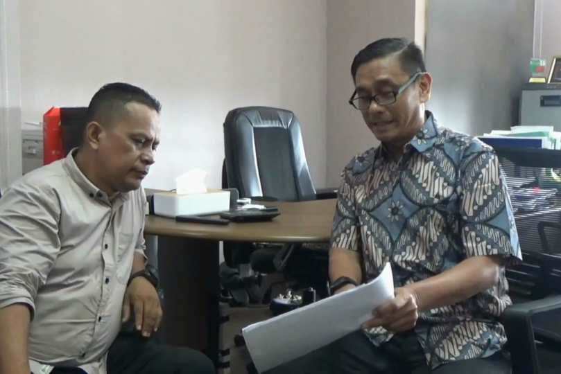 Kepala Bidang PBB dan BPHTB Badan Pendapatan Daerah (Bapenda) Kota Medan, Sutan Partahi SP MM (kanan) saat menjelaskan kepada wartawan soal alasan naiknya PBB.