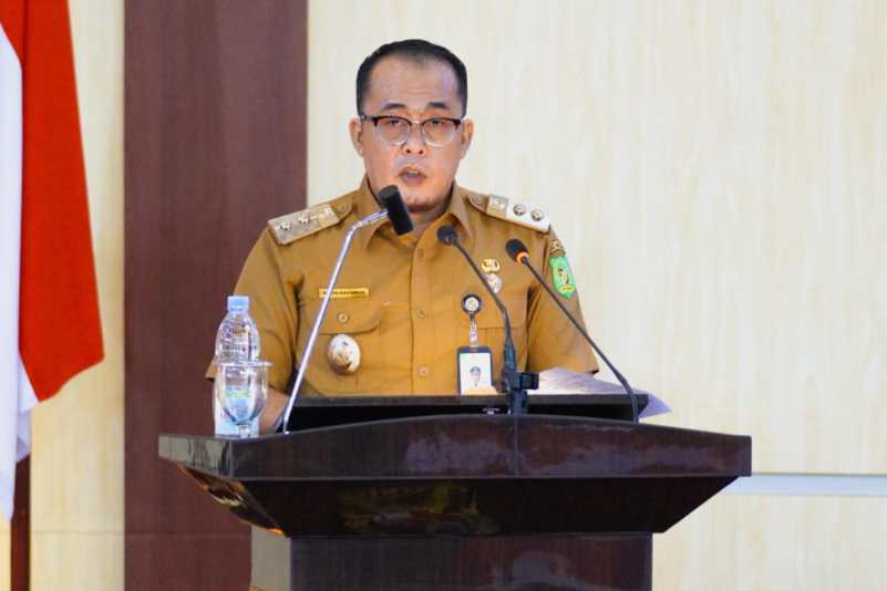 Wali Kota Medan Bobby Nasution diwakili Wakil Wali Kota Medan H Aulia Rachman saat membacakan Penjelasan Wali Kota Medan terhadap Ranperda Kota Medan tentang Rencana Pembangunan Jangka Panjang Daerah (RPJPD) Kota Medan Tahun 2025-2045 kepada DPRD Kota Medan dalam Rapat Paripurna di Gedung DPRD Medan, Senin (10/6).