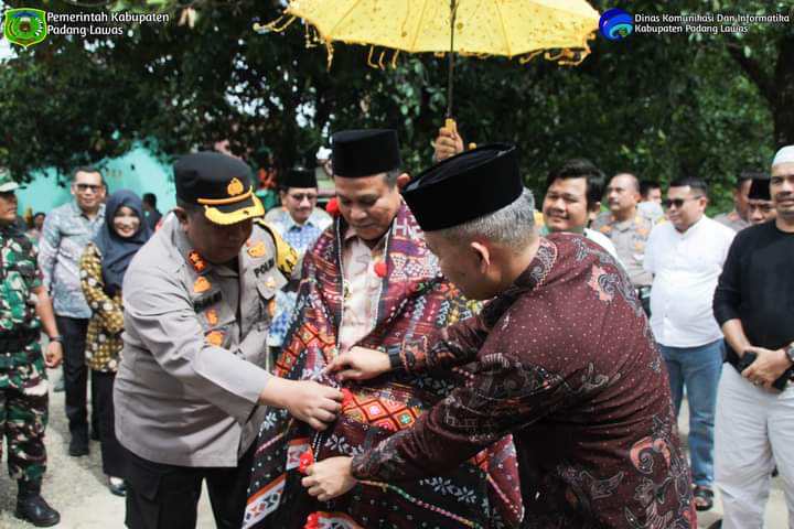 Pj Bupati Padang Lawas Ir Ardan Noor Hasibuan MM Disambut dengan Upah-upah.