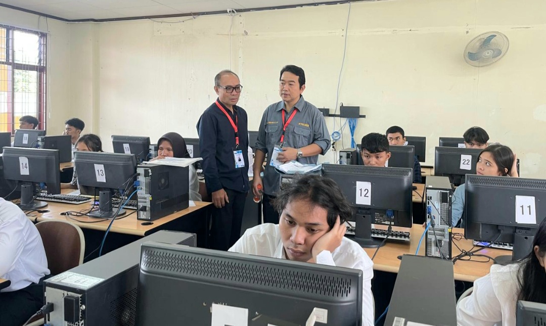 Direktur Politeknik Negeri Medan Dr Ir Idham Kamil ST MT ( kanan) aaat memantau pelaksanaan ujian di beberapa lokasi lingkungan kampus tersebut.