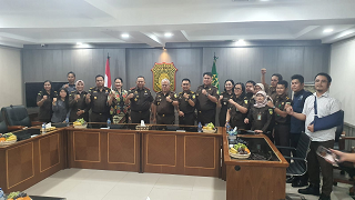 Sertijab Kapuspenkum Kejaksaan Agung RI , Dr Ketut Sumedana SH MH, yang dilantik menjadi Kajati Bali, menyerahkan tugas estafet kepemimpinan Puspenkum Kejaksaan Agung RI kepada Harli Siregar SH MH yang merupakan mantan Kajati Papua Barat.(ist)