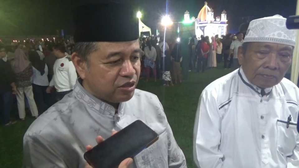 Sekretaris DPRD Sumut Dr Zulkifli SIP MM bersama Ketua Pemrakarsa Wagirin Arman saat Pembukaan Festival Takbir Akbar dan Pawai Obor di Lapangan Desa Klambir V Kebun, Kecamatan Hamparan Perak, Kabupaten Deli Serdang, Sumatera Utara, Minggu (16/06/24) malam.