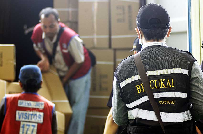 Ketujuh komoditas yang akan dikenakan bea masuk itu adalah tekstil dan produk tekstil (TPT), pakaian jadi, keramik, elektronik, kosmetik, barang tekstil jadi dan alas kaki.
