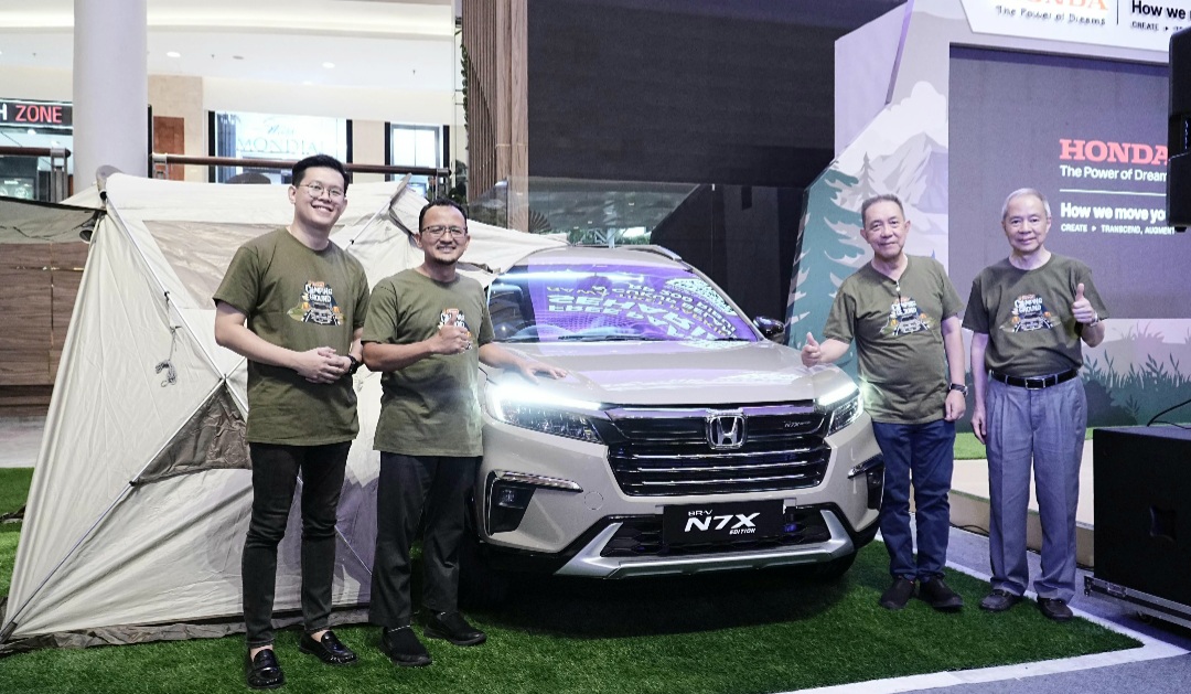 FOTO BERSAMA Director Honda IDK Group- Sofian Utomo ( kanan) didampingi Direktur Utama IDK Group- Aswin Wirjad foto bersama dengan Branch Manager Honda Arista SM Raja- Steven Alan ( kiri) dan Sales Strategy and Marketing Promotion and Event Senior Manager PT Prospect Motor - ⁠Yuyun Sugianto .