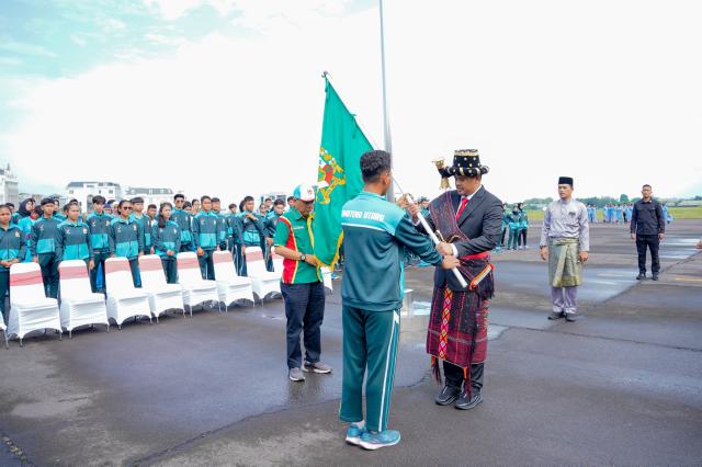 20240817_202338_resize_61 Wali Kota Medan Bobby Nasution melepas atlet asal Kota Medan yang akan tampil di Pekan Olahraga Nasional (PON) XXI Tahun 2024 Aceh-Sumut.