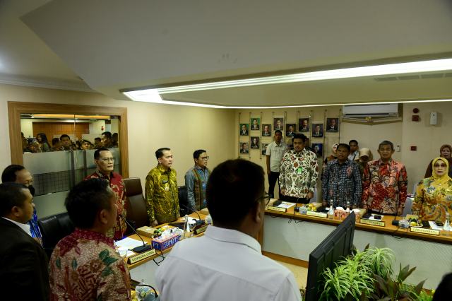 Pj Gubernur Sumatera Utara (Sumut) Agus Fatoni didampingi Sekretaris Daerah Sumut Arief S Trinugroho, Direktur Utama PT Bank Sumut Babay Parid Wazdi, serta Komisaris Utama Non Independen Afifi Lubis, memimpin Rapat Umum Pemegang Saham (RUPS) Luar Biasa (LB) PT Bank Sumut di Kantor Bank Sumut Lantai III, Jalan Imam Bonjol, Medan, Kamis (22/8/2024). Foto/Diskominfo Sumut
