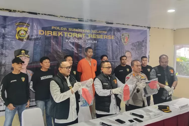 konferensi pers "Pelaku masuk dari belakang, kemudian mengancam korban dengan sebilah golok dan mengikatnya," kata Anwar, Jumat (2/8/2024).