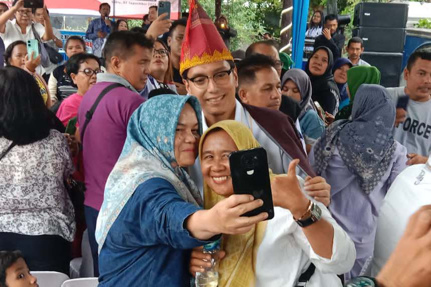 Rico Waas saat meladeni permintaan foto bersama dari ibu-ibu yang hadir.