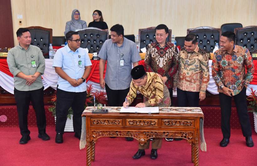 Rapat Paripurna tentang ‘Penyampaian Laporan Hasil Pembahasan R.APBD, Pendapat Fraksi-Fraksi dan Penandatanganan/Pengambilan Keputusan DPRD Kota Medan sekaligus Persetujuan Bersama DPRD Kota Medan dengan Kepala Daerah atas Ranperda Kota Medan tentang RAPBD Kota Medan Tahun Anggaran 2025’ yang digelar Rabu (10/9/2024), di Ruang Paripurna Gedung DPRD Kota Medan, Jl Kapten Maulana Lubis No 1, Medan.