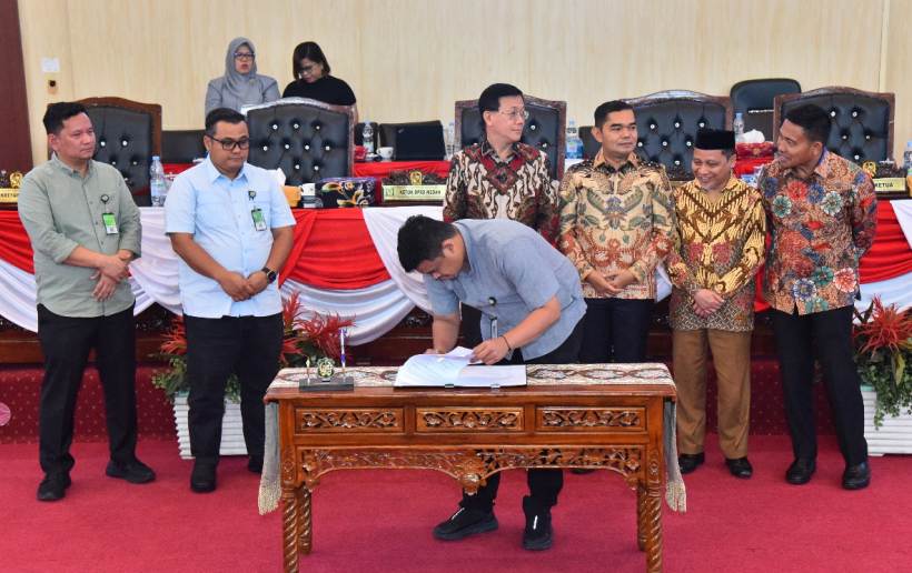 Rapat Paripurna tentang ‘Penyampaian Laporan Hasil Pembahasan R.APBD, Pendapat Fraksi-Fraksi dan Penandatanganan/Pengambilan Keputusan DPRD Kota Medan sekaligus Persetujuan Bersama DPRD Kota Medan dengan Kepala Daerah atas Ranperda Kota Medan tentang RAPBD Kota Medan Tahun Anggaran 2025’ yang digelar Rabu (10/9/2024), di Ruang Paripurna Gedung DPRD Kota Medan, Jl Kapten Maulana Lubis No 1, Medan.