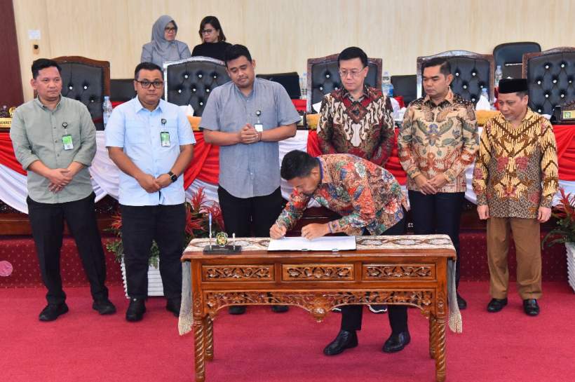 Rapat Paripurna tentang ‘Penyampaian Laporan Hasil Pembahasan R.APBD, Pendapat Fraksi-Fraksi dan Penandatanganan/Pengambilan Keputusan DPRD Kota Medan sekaligus Persetujuan Bersama DPRD Kota Medan dengan Kepala Daerah atas Ranperda Kota Medan tentang RAPBD Kota Medan Tahun Anggaran 2025’ yang digelar Rabu (10/9/2024), di Ruang Paripurna Gedung DPRD Kota Medan, Jl Kapten Maulana Lubis No 1, Medan.