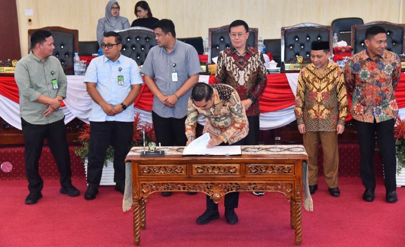 Rapat Paripurna tentang ‘Penyampaian Laporan Hasil Pembahasan R.APBD, Pendapat Fraksi-Fraksi dan Penandatanganan/Pengambilan Keputusan DPRD Kota Medan sekaligus Persetujuan Bersama DPRD Kota Medan dengan Kepala Daerah atas Ranperda Kota Medan tentang RAPBD Kota Medan Tahun Anggaran 2025’ yang digelar Rabu (10/9/2024), di Ruang Paripurna Gedung DPRD Kota Medan, Jl Kapten Maulana Lubis No 1, Medan.